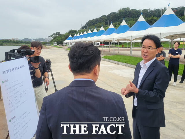 황병직 영주시장(오른쪽)이 서천 영주교 하류 스윙교 설치사업에대해 설명을 듣고 있다. /김성권 기자