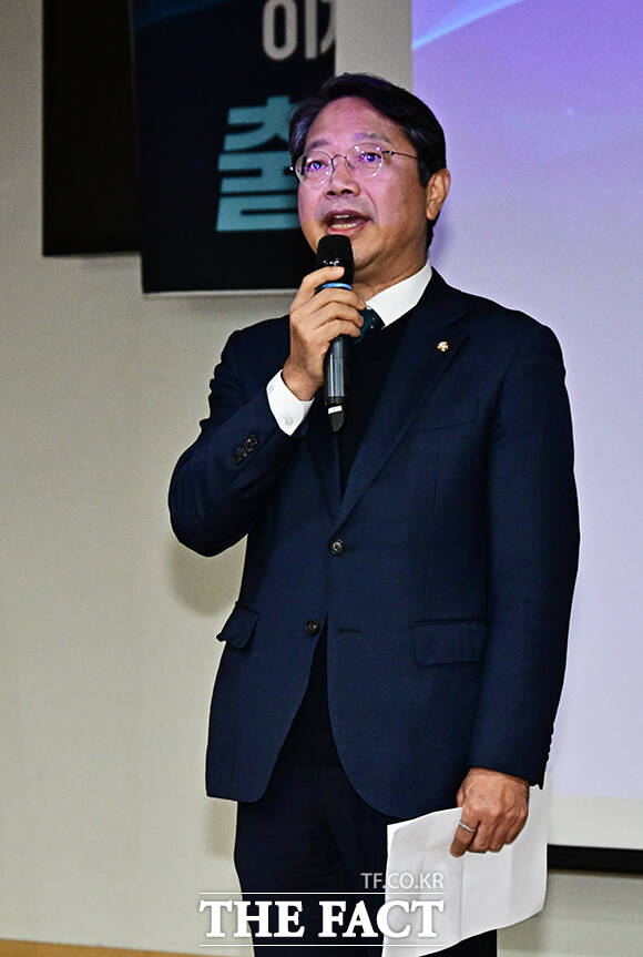 김승원 더불어민주당 의원이 2월 23일 오전 서울 여의도 국회 의원회관 제2소회의실에서 열린 ‘이재명 대통령 사건 공소취소와 국정조사 추진을 위한 의원모임 출범식 및 결의대회’에 참석해 인사말을 하고 있다. /국회=배정한 기자