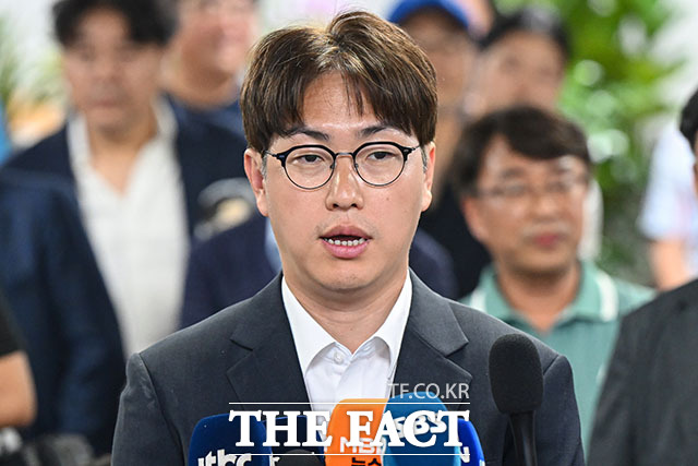 하정우 더불어민주당 부산 북구갑 국회의원 후보가 6월 4일 부산 북구 선거사무소에서 선거 결과에 승복하는 입장을 발표하고 있다. /부산=박상민 기자