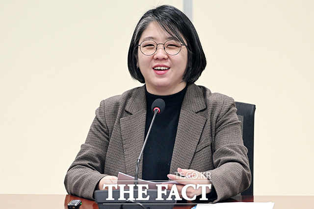 용혜인 기본소득당 대표가 3월 17일 오전 서울 여의도 국회 의원회관에서 기자간담회를 열고 모두발언을 하고 있다. /남용희 기자