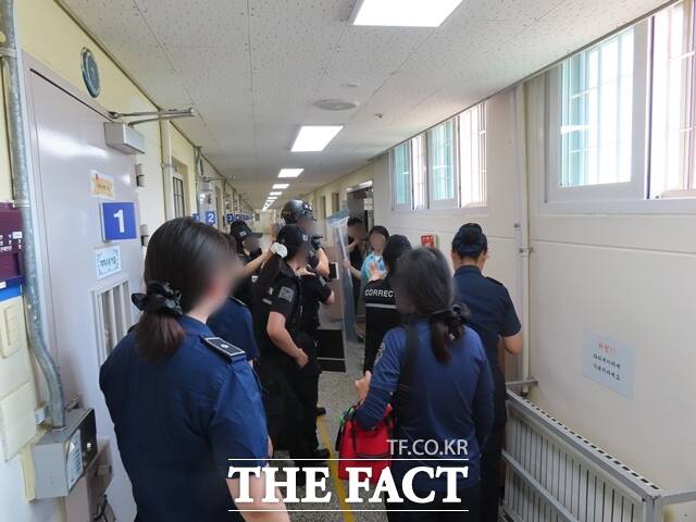 6월 17일 청주여자교도소에서 수용자 난동 상황을 가정한 대응훈련이 진행되고 있다. /법무부
