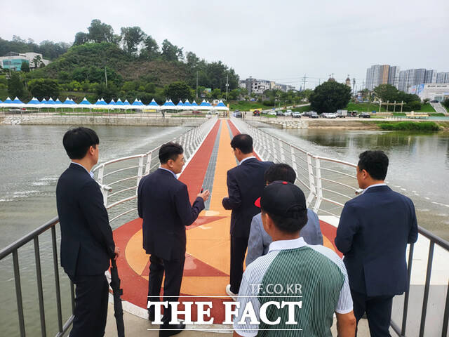 스윙교 다리 양쪽에 하얀 물줄기를 토해내고 있다. /김성권 기자