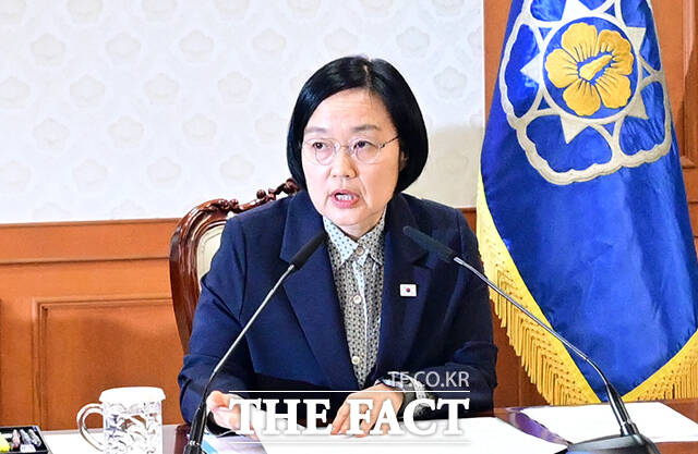 한성숙 국무총리(오른쪽)가 31일 오후 서울 종로구 정부서울청사에서 열린 제1차 전남광주통합특별시 지원위원회 회의에 참석해 모두발언을 하고 있다. /임영무 기자