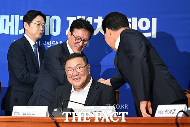 김민석 더불어민주당 대표(가운데)가 31일 오전 서울 여의도 국회에서 열린 공천혁신추진단·정당개혁추진단·개헌추진단 제1차 회의에 참석해 발언하고 있다. /국회=서예원 기자