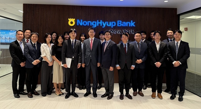 강태영 NH농협은행장(가운데)은 지난 28일(현지시간) 농협은행 뉴욕지점을 찾아 직원들과 사업현황을 공유하고 영업현장을 살폈다. /NH농협은행