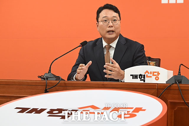 차기 총선 대비 경기 남부 집중하자는 이 전 대표의 구상에 대해 당내 이견으로 인해 격렬한 갈등이 있었다는 일각의 보도에 대해 천하람 개혁신당 당대표 권한대행 겸 원내대표는 다시금 일축했다. 사진은 천 대행이 지난달 31일 오전 서울 여의도 국회에서 열린 기자간담회에서 발언하는 모습. /서예원 기자