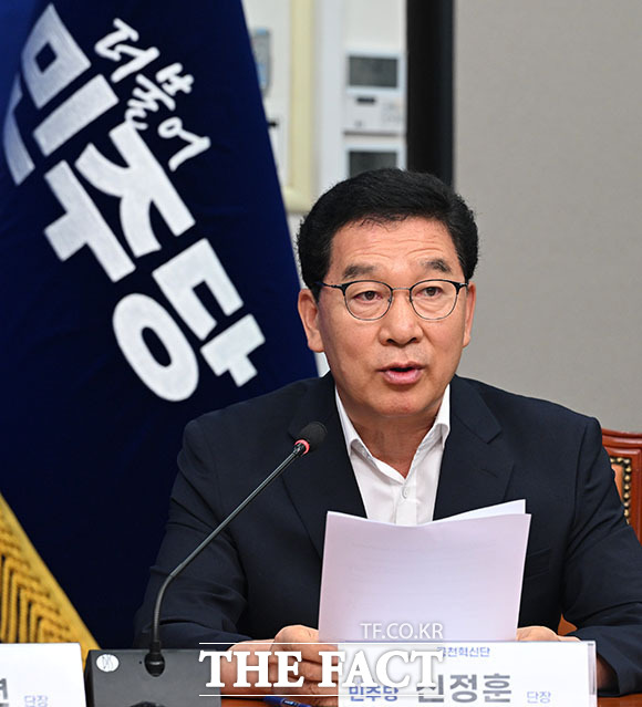 김민석 더불어민주당 대표(가운데)가 31일 오전 서울 여의도 국회에서 열린 공천혁신추진단·정당개혁추진단·개헌추진단 제1차 회의에 참석해 발언하고 있다. /국회=서예원 기자