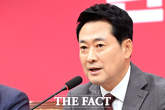 김승원 법무부 장관 후보자의 SNS 게시글을 들어보이며 발언하는 장동혁 국민의힘 대표.