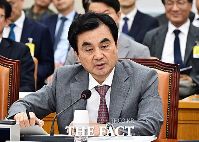 안규백 국방부 장관(오른쪽)이 31일 오후 서울 여의도 국회에서 열린 국방위원회 전체회의에 출석해 질의에 답변을 하고 있다. /국회=배정한 기자