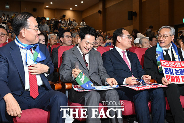 사관학교 폐교 저지 국민연대 발대식 및 결의대회에 참석한 주호영 국민의힘 의원과 장동혁 대표, 임종득 의원(왼쪽부터).