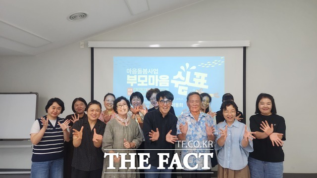 담양군청소년상담복지센터가 아동과 청소년 마음돌봄 사업을 진행하고 기념 촬영을 하고 있다. /담양군