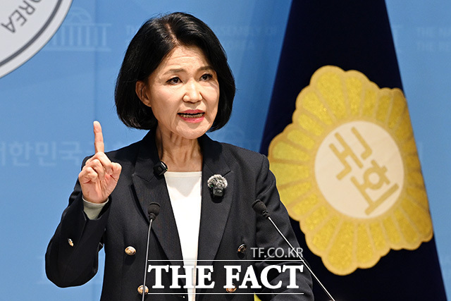 이진숙 국민의힘 의원이 31일 오후 서울 여의도 국회 소통관에서 기자회견을 열고 발언을 하고 있다. /국회=남용희 기자