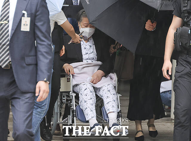 윤석열 정부와 '정교 유착' 혐의로 1심에서 징역 2년 선고 받은 한학자 통일교 총재가 31일 서울 서초구 서울중앙지방법원을 나서고 있다. /남윤호 기자