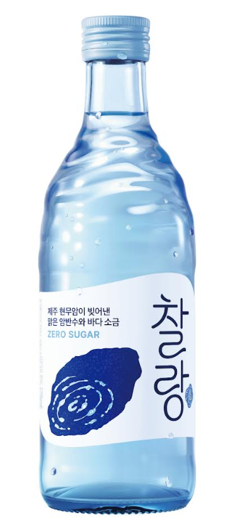오비맥주가 청정 화산암반수로 제조한 제로 슈거 소주인 '찰랑'을 오는 9월 말 선보인다. 이를 통해 오비맥주는 본업인 맥주에서 소주로 사업 영역을 확장한다. /오비맥주