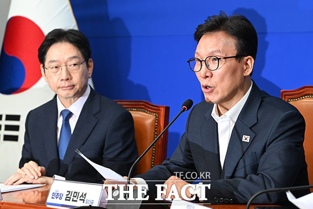 김민석 더불어민주당 대표(가운데)가 31일 오전 서울 여의도 국회에서 열린 공천혁신추진단·정당개혁추진단·개헌추진단 제1차 회의에 참석해 발언하고 있다. /국회=서예원 기자