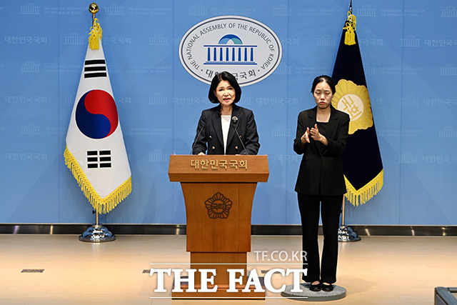 이진숙 국민의힘 의원이 31일 오후 서울 여의도 국회 소통관에서 기자회견을 열고 발언을 하고 있다. /국회=남용희 기자