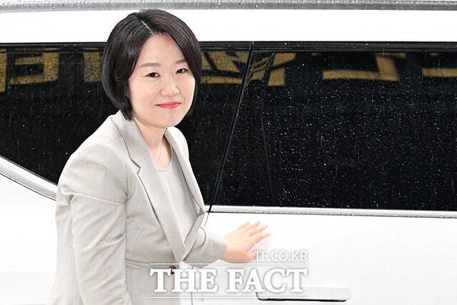 이소영 중소벤처기업부 장관 후보자가 31일 오전 서울 영등포구 인사청문회 준비 사무실에 도착해 차량에서 내리고 있다. /송호영 기자