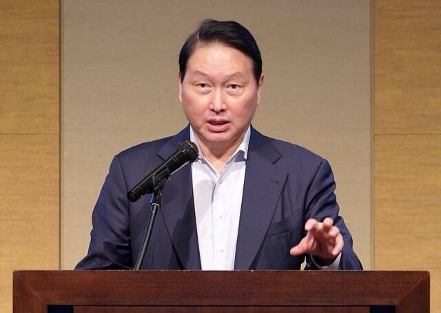 최태원 SK그룹 회장 겸 대한상의 회장이 31일 일본 센다이 웨스틴호텔에서 열린 제15회 한일상의 회장단 회의에서 개회사를 하고 있다. /대한상의