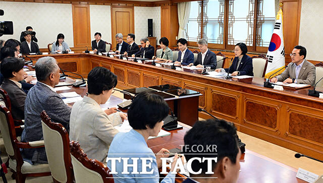 한성숙 국무총리(오른쪽)가 31일 오후 서울 종로구 정부서울청사에서 열린 제1차 전남광주통합특별시 지원위원회 회의에 참석해 모두발언을 하고 있다. /임영무 기자