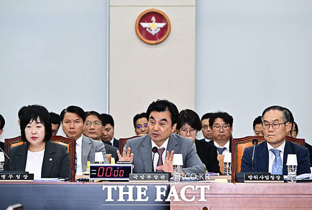 안규백 국방부 장관(오른쪽)이 31일 오후 서울 여의도 국회에서 열린 국방위원회 전체회의에 출석해 질의에 답변을 하고 있다. /국회=배정한 기자