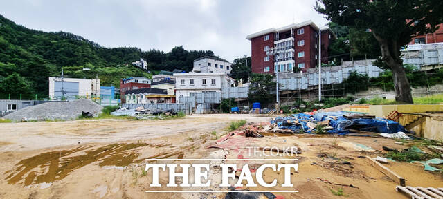 학교 운동장에는 모래, 자갈 등 각종 공사 자재와 페기물들이 보기도 흉하게 쌓여 있다. /김성권 기자