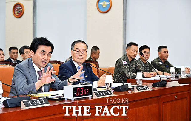안규백 국방부 장관(오른쪽)이 31일 오후 서울 여의도 국회에서 열린 국방위원회 전체회의에 출석해 질의에 답변을 하고 있다. /국회=배정한 기자