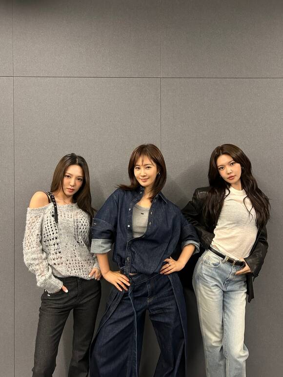 그룹 소녀시대의 효연 유리 최수영(왼쪽부터)이 결성한 유닛 효리수가 31일 첫 싱글 'Skibidi(스키비디)'를 각 음악 사이트에 발매한다./SM엔터테인먼트