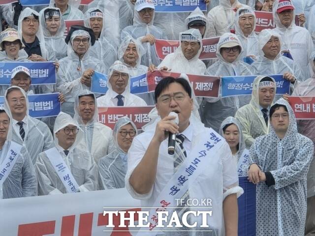 조상호 세종시장이 31일 국회의사당에서 열린 행정수도특별법 연내 제정을 위한 범국민 결의대회에서 격려사를 하고 있다. /김형중 기자