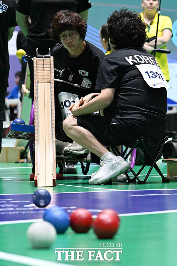 최예진 보치아 국가대표 선수가 31일 오후 서울 송파구 올림픽공원 KSPO돔에서 열린 '2026 서울 세계보치아선수권대회' BC3 여자 개인전 결승전에서 투구하고 있다. /김성렬 기자