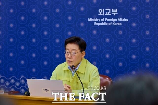 이재명 대통령 국정운영 지지율이 7주 연속 하락하며 처음으로 30%대로 추락했다는 여론조사 결과가 나왔다. 이 대통령이 27일 서울 외교부 청사에서 주재한 네팔 홍수 관련 국민 피해 긴급점검회의에서 발언하고 있다. /청와대