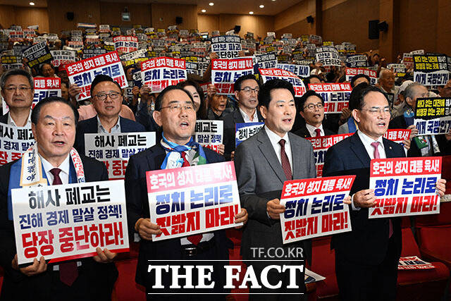 장동혁 국민의힘 대표(왼쪽에서 세 번째)가 31일 오후 서울 여의도 국회 의원회관에서 열린 사관학교 폐교 저지 국민연대 발대식 및 결의대회에서 구호를 외치고 있다. /국회=서예원 기자