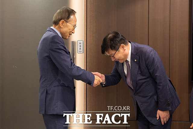이명박 전 대통령을 예방한 정점식 국민의힘 원내대표(왼쪽)가 이 전 대통령과 대화하고 있다. /국회사진기자단