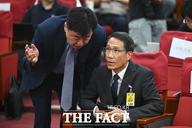 유재성 경찰청장 직무대행이 이영철 자치경찰기획단장과 대화를 나누고 있다.