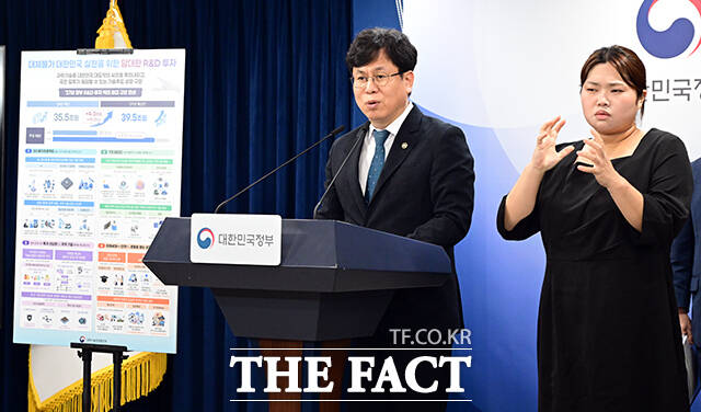 박인규 과학기술정보통신부 과학기술혁신본부장이 지난달 31일 오후 서울 종로구 정부서울청사에서 2027년 정부 R&D 예산 편성안과 관련해 브리핑하고 있다. /임영무 기자