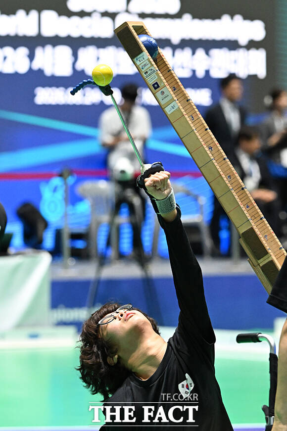 최예진 보치아 국가대표 선수가 31일 오후 서울 송파구 올림픽공원 KSPO돔에서 열린 '2026 서울 세계보치아선수권대회' BC3 여자 개인전 결승전에서 투구하고 있다. /김성렬 기자