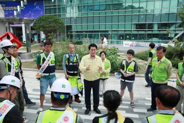 박준희 관악구청장이 지난 28일 관악구 쑥고개로 일대에서 불법 옥외광고물 정비 캠페인을 하고 있다. /관악구