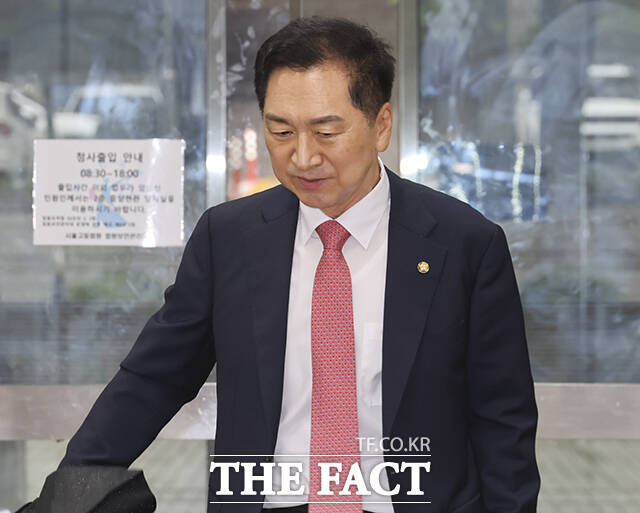 '부정 청탁 및 금품 등 수수의 금지에 관한 법률' 위반 혐의를 받는 김기현 국민의힘 의원이 31일 오전 서울 서초구 서울중앙지방법원에서 열린 4차 공판에 출석하고 있다. /김성렬 기자