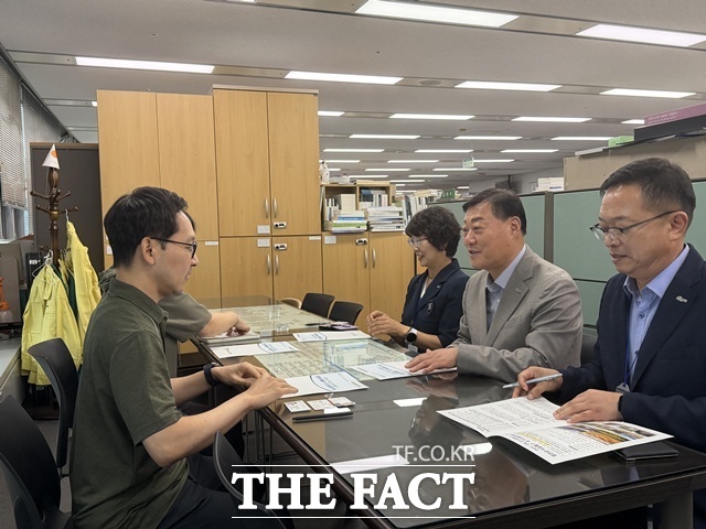 김윤철(오른쪽 가운데) 합천군수가 중앙부처를 잇달아 방문해 오랜 숙원사업 해결 등 현안 사업에 대해 설명하고 있다. /합천군