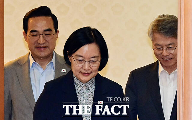 한성숙 국무총리(오른쪽)가 31일 오후 서울 종로구 정부서울청사에서 열린 제1차 전남광주통합특별시 지원위원회 회의에 참석해 모두발언을 하고 있다. /임영무 기자