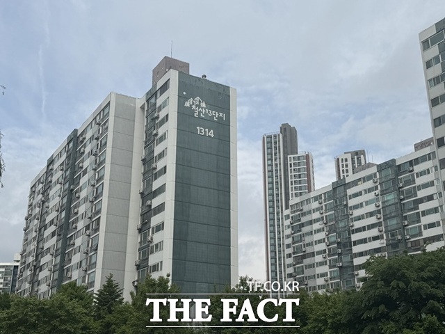 공공임대주택을 반영하려면 기존에 수립한 정비계획을 다시 변경해야 한다. 사업 지연은 불가피하다. 사진은 철산주공13단지 전경. /황준익 기자