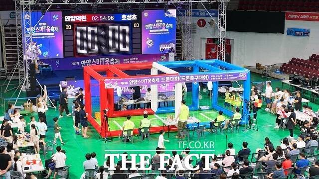 제23회 안양스마T움축제에서 지난 30일 드론 축구 대회가 진행됐다. /안양시