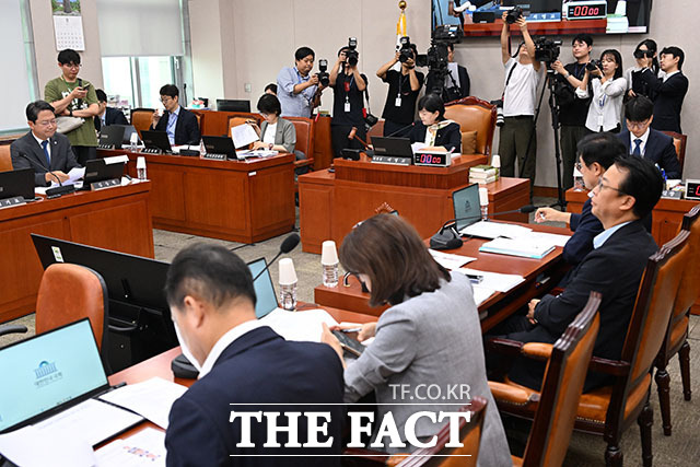 국회 법제사법위원회가 31일 예정된 전체회의를 조희대 대법원장 부친상에 따라 개최하지 않기로 했다. 사진은 서영교 국회 법제사법위원장이 지난 21일 오전 서울 여의도 국회에서 열린 법제사법위원회 전체회의에서 의사봉을 두드리고 있는 모습. /서예원 기자