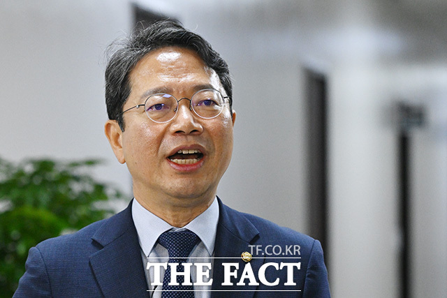 법무부 장관 후보자로 지명된 김승원 법제사법위원회 소위원장이 31일 오전 서울 여의도 국회에서 열린 법사위 법안심사제1소위원회에 참석하며 입장을 밝히고 있다. /국회=남용희 기자