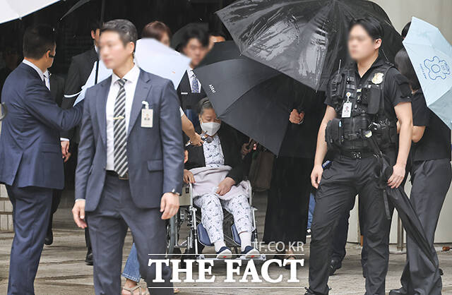 윤석열 정부와 '정교 유착' 혐의로 1심에서 징역 2년 선고 받은 한학자 통일교 총재가 31일 서울 서초구 서울중앙지방법원을 나서고 있다. /남윤호 기자