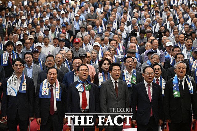 장 대표를 비롯한 참석자들이 애국가를 제창하고 있다.