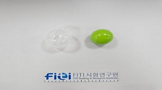 '왁뿌볼'은 왁스로 된 겉면을 깨뜨려 내부 점토를 직접 만지는 장난감이다. /서울시