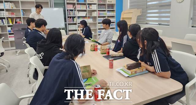 군위고등학교 또래상담연합회 학생들이 진로 전문가와 함께 나의 꿈 설계 프로그램에 참여해 진로와 학업 계획에 대한 설명을 듣고 있다. /군위군