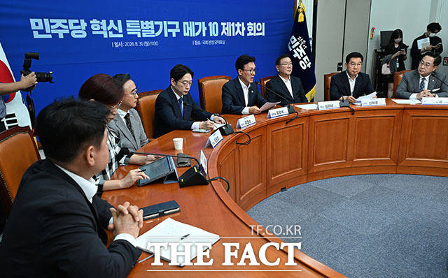 김민석 더불어민주당 대표(가운데)가 31일 오전 서울 여의도 국회에서 열린 공천혁신추진단·정당개혁추진단·개헌추진단 제1차 회의에 참석해 발언하고 있다. /국회=서예원 기자