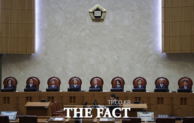 조희대 대법원장을 비롯한 대법관들이지난해 5월 1일 오후 더불어민주당 이재명 대선 후보의 공직선거법 사건 전원합의체 선고를 위해 서울 서초구 대법원 대법정에 입장해 있다. /사진공동취재단