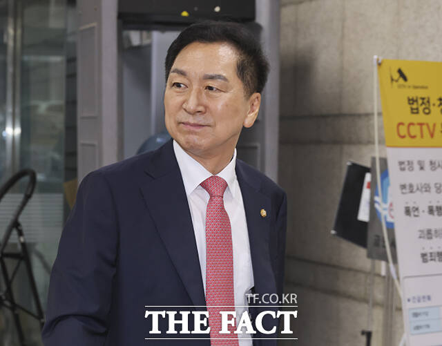 '부정 청탁 및 금품 등 수수의 금지에 관한 법률' 위반 혐의를 받는 김기현 국민의힘 의원이 31일 오전 서울 서초구 서울중앙지방법원에서 열린 4차 공판에 출석하고 있다. /김성렬 기자